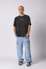 Remera gris de corte oversize con efecto acid wash y estampa pequeña en el pecho.