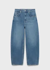 Pantalón de jean estilo balloon, de tiro medio y corte holgado, con diseño de cinco bolsillos, cierre de botón y cremallera.