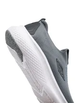 Championes deportivos Umbro modelo Magna para hombre, tipo slip-on sin cordones, confeccionados en tejido knit azul marino con suela gruesa de goma blanca.