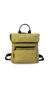 Mochila de nylon capitoneada color celeste, con diseño acolchado en cuadrícula. Posee un compartimento principal con cierre y solapa, además de dos bolsillos frontales con cierres negros a la vista.