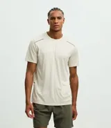 Remera deportiva de corte regular, confeccionada en tejido técnico con tecnología Dry para mayor transpirabilidad. Presenta cuello redondo, mangas cortas y detalles reflectantes y texturizados en los hombros.