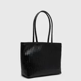 Cartera tipo tote de diseño trenzado, color negro, con doble asa de hombro y formato estructurado.