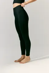 Legging de tejido sin costuras, color negro, con cintura alta y diseño ajustado.