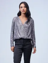 Blusa de fiesta color borgoña, marca Ninety, confeccionada en microtul bordado con lentejuelas. Tiene escote en V cruzado, ruedo elastizado y forro interno a tono.