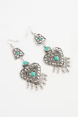 Aro colgante de estilo étnico con diseño de corazón calado, adornado con piedras turquesas y pequeños dijes colgantes en la parte inferior.