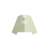 Remera de manga larga con diseño de rayas horizontales en dos tonos de verde, corte oversize y estampado frontal con texto en blanco.