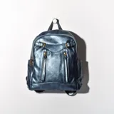 Mochila azul eléctrico de cuero sintético con cierre superior y dos bolsillos frontales con cierre.