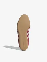 Zapatillas Adidas Tokyo color bordó con las tres tiras laterales en rosa pastel.