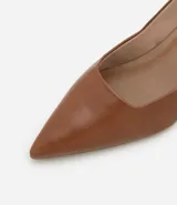 Zapato femenino tipo scarpin de color marrón, con puntera fina y tacón bloque de altura media.