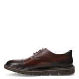 Zapato acordonado de cuero color marrón tabaco, con puntera reforzada y suela de goma con relieve.