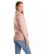 Buzo de tejido fino con lurex color rosa, con cuello volcado texturizado y mangas largas con apliques de brillos en los puños. Presenta un bajo recto con terminación en rib y tajos laterales.