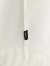 Remera color crema de tejido plano con fit relajado y hombros caídos, cuello redondo y mangas cortas.