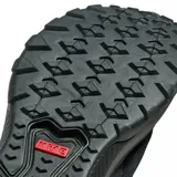 Championes Vans modelo MTE Crosspath, de diseño técnico y robusto en color negro. Presentan una suela de plataforma con relieve para mayor tracción, cuerpo de material sintético y textil, y detalles de la marca en el lateral y la lengüeta.