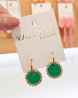 Aros colgantes con forma circular, color verde, con borde de strass dorados y gancho dorado de acero.