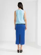 Top tejido de punto color rosado, sin mangas y cuello redondo.