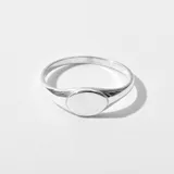 Anillo plateado tipo sello con forma ovalada.