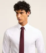 Corbata clásica de color gris oscuro con acabado satinado y textura sutil. Diseño elegante y versátil, ideal para eventos formales.