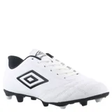 Championes de fútbol 11 Umbro modelo Classico II HG, color negro con detalles en blanco. Presentan un diseño clásico con costuras reforzadas en la puntera para mayor durabilidad, cierre con cordones y suela con tapones diseñados para ofrecer tracción en superficies de césped natural o sintético.
