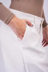 Pantalón de vestir negro de corte wide leg, con diseño de inspiración sastrera y costuras verticales frontales. Presenta un calce fluido y tiro alto.