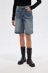Bermuda de jean estilo boyfriend, de tiro alto y largo a la rodilla, con diseño de cinco bolsillos y acabado lavado.