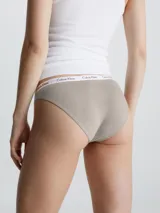 Bombacha clásica Calvin Klein color beige, de algodón elástico con cobertura trasera moderada, talle medio y cintura elástica con logo.