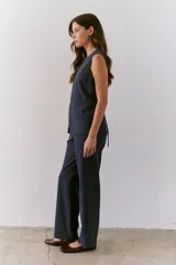 Chaleco marrón con botones, corte midi y escote en V.