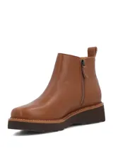 Botas de cuero color marrón tostado, con suela track marrón oscura, cierre lateral y tirador trasero.