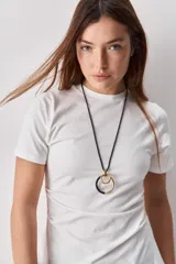 Remera negra de manga corta, con cuello redondo y diseño de corte recto.
