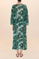 Kaftán largo de tela ligera y semitransparente con estampado abstracto en tonos verdes y azules. Presenta escote en V con frunces en el busto y mangas amplias.