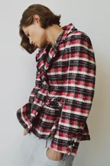 Blazer Zara Woman Collection de corte entallado con bajo peplum, confeccionada en tejido de mezcla de algodón con estampado de cuadros en tonos rojo, azul marino y blanco. Presenta cuello solapa, manga larga, bolsillos delanteros y cierre frontal con botones metálicos en relieve.