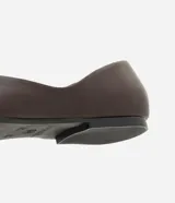 Zapatilla tipo bailarina Satinato confeccionada en cuero, con diseño de punta fina y suela plana.