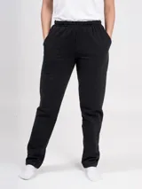 Pantalón deportivo de corte recto con cintura elástica y bolsillos laterales. Confeccionado en tejido de algodón, ideal para actividades físicas o uso diario.