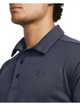 Chomba deportiva de manga corta con cuello polo y cierre frontal de dos botones. Presenta un diseño de microtextura horizontal y el logo de la marca estampado en el pecho.