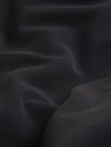 Vestido midi negro de Calvin Klein Jeans, con mangas cortas, cuello redondo, abertura lateral y detalle de frunce en un lateral.