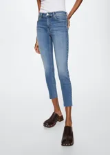 Pantalón de jean skinny crop de tiro medio, color celeste, con terminaciones deshilachadas.
