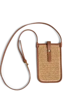 Bandolera porta celular de rafia beige con bordes y detalles en cuero sintético marrón. Cuenta con una solapa con cierre de broche a presión y correa larga ajustable.
