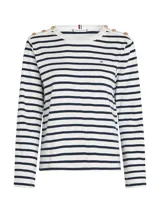 Remera de manga larga Tommy Hilfiger con diseño de rayas horizontales en azul marino y blanco. Presenta cuello redondo y detalle de botones decorativos en tono dorado sobre los hombros. Incluye el logo de la marca bordado en el pecho.