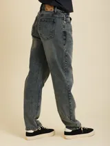 Pantalón de jean azul de corte recto.