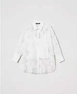 Camisa larga de organza fil coupé transparente con motivo floral, cierre de botones, manga larga con puño y línea recta de corte masculino. Incluye combinación extraíble a juego.