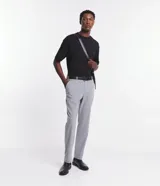 Pantalón de vestir gris con estampado a cuadros, corte slim fit, con bolsillos laterales y traseros.