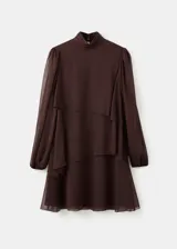 Vestido corto marrón con estampado de lunares, cuello alto y diseño de capas superpuestas con volados. Mangas largas abullonadas semitransparentes.