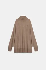 Jersey de punto oversize con cuello subido y mangas largas con diseño holgado.