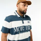 Remera de estilo rugby con cuello polo, manga corta y diseño a rayas horizontales en azul y blanco. Presenta estampado frontal con texto y logo, además de botones en el cuello.