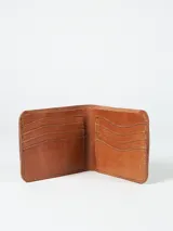 Billetera de cuero color marrón con múltiples ranuras para tarjetas y compartimento para billetes. Interior forrado en poliéster.