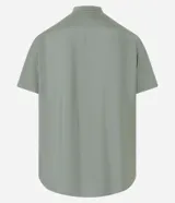 Camisa de manga corta con cuello tipo padre y cierre frontal de botones. Confeccionada en tejido texturizado de mezcla de viscosa y poliamida, con corte slim y acabado fluido.