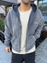 Campera con capucha y cierre frontal, confeccionada en algodón con efecto de lavado desgastado. Presenta un corte boxy, bolsillos tipo canguro y logo bordado en el pecho.