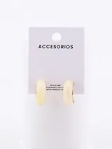 Caravanas tipo argolla de tamaño mediano, con diseño grueso y acabado esmaltado en color crema con bordes dorados.