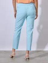 Pantalón de vestir verde esmeralda, de corte recto, con bolsillos laterales y traseros.
