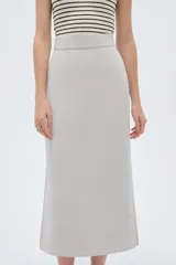 Falda midi color gris claro, de corte recto y tiro alto, confeccionada en viscosa.