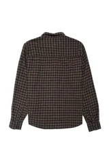 Camisa de manga larga confeccionada en franela con estampado a cuadros en tonos oscuros. Presenta cuello clásico, cierre frontal con botones, puños abotonados y un bolsillo aplicado en el pecho.